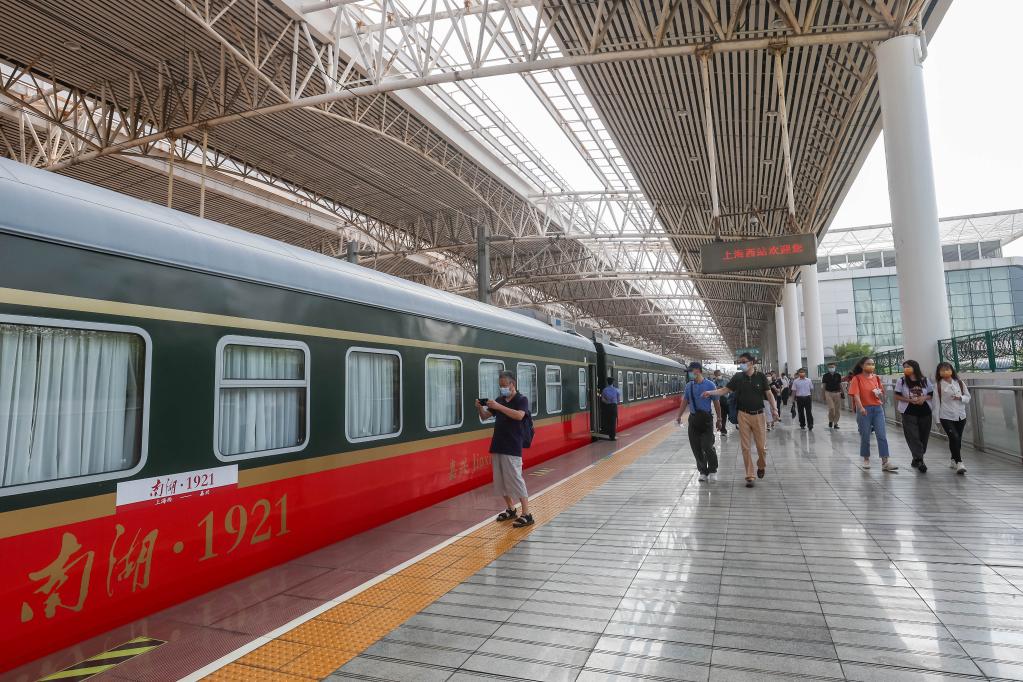 上?；謴烷_行至嘉興紅色旅游列車