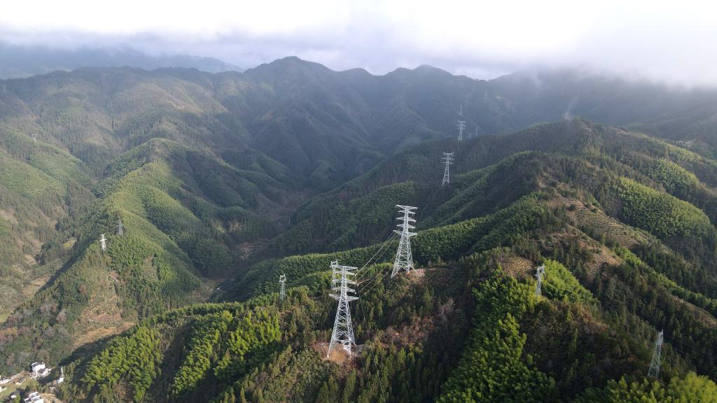 在大山里架起電力&ldquo;天路&rdquo;