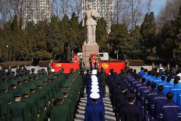 &ldquo;把雷鋒精神代代傳承下去！&rdquo;&mdash;&mdash;軍地青年典型代表祭掃雷鋒墓側(cè)記