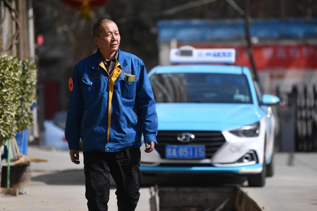 新華全媒+丨&ldquo;雷鋒的哥&rdquo;守護(hù)車輪上的溫暖