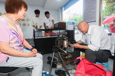 &ldquo;小修小補(bǔ)&rdquo;入駐社區(qū)便民小店 社區(qū)百姓享受便捷服務(wù)
