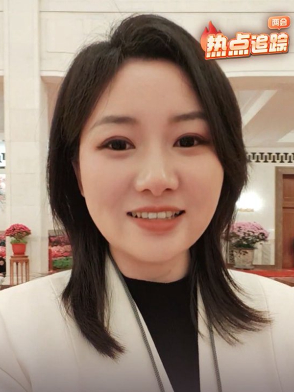 人民大會堂里的陣陣掌聲，都響在老百姓心坎上