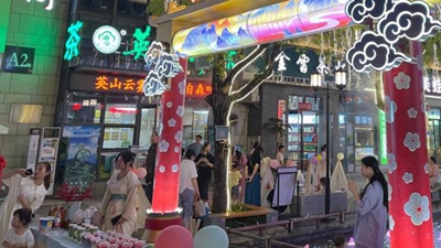 &ldquo;鬧&rdquo;中有序、提振消費(fèi)信心&mdash;&mdash;湖北黃岡東坡夜市見(jiàn)聞